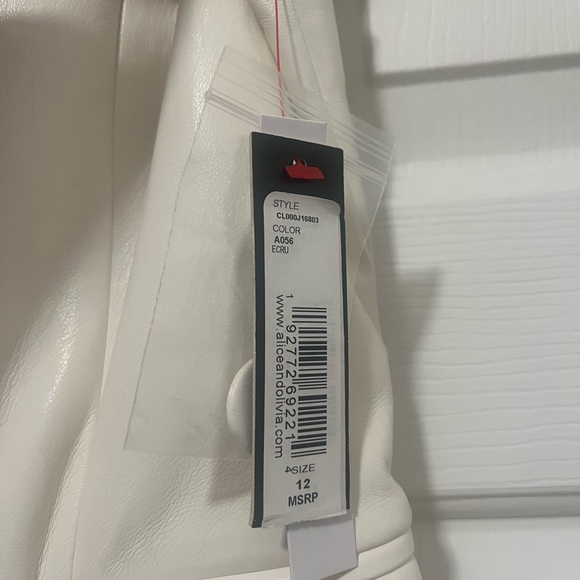 Alice + Olivia Kyrie Tuxedo Skort
Romper - Picture 9 of 16